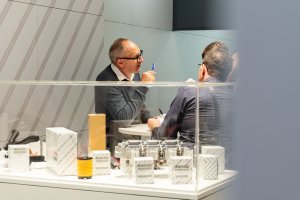 Ein Außendienstmitarbeiter ist im Gespräch mit 2 Interessenten.
