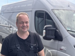 Ein Mann steht vor einem Ducato Lieferwagen.