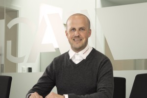 Personalreferent Henning Klissing sitzt im Besprechungsraum an einem Tisch.